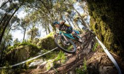 Switchblade – mister kasków z odczepianą szczęką